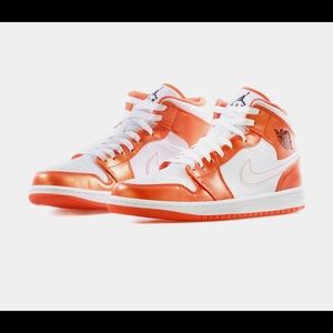 JORDAN
Men AIR JORDAN 1 MID ELECTRO ORANGE
